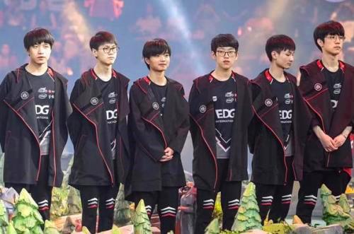 充满悬念与 充满悬念与